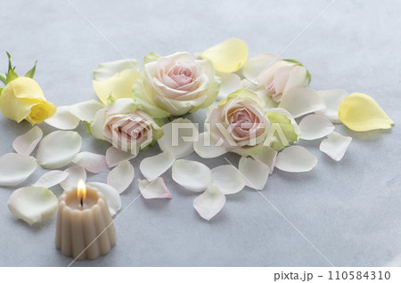 バラとキャンドル バラとキャンドル 110584310