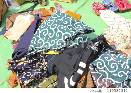 露店での骨董品の販売(風呂敷他) 露店での骨董品の販売(風呂敷他) 110585315
