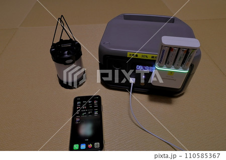 災害用電源のポータブル電源で蓄電池の充電 災害用電源のポータブル電源で蓄電池の充電 110585367