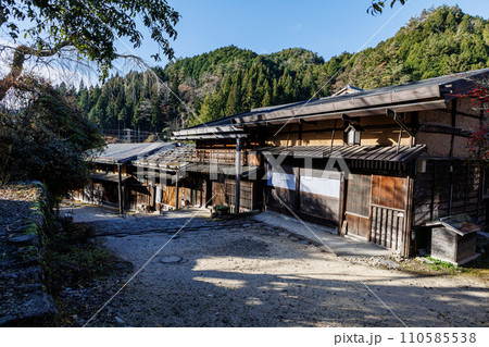 妻籠宿　寺下の街並み 110585538