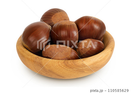 chestnut in wooden bowl isolated on white background wit full depth of field. chestnut in wooden bowl isolated on white background wit full depth of field. 110585629