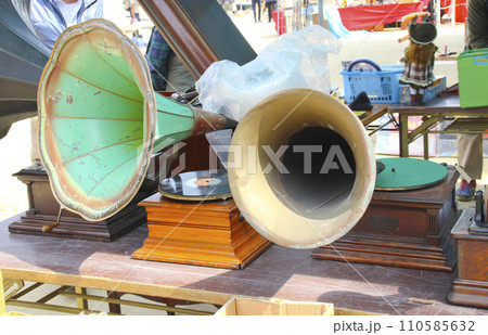 露店での骨董品の販売(蓄音機) 露店での骨董品の販売(蓄音機) 110585632
