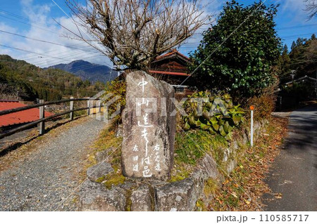 中山道の標識 110585717