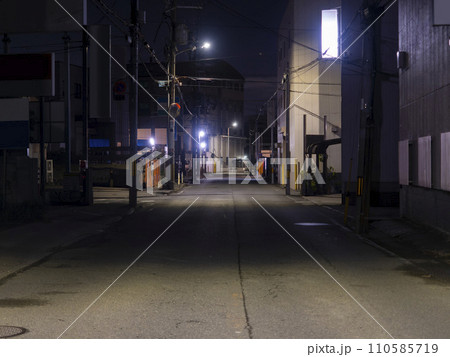 深夜の町工場が建ち並ぶ通りの風景 110585719