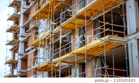 建設プロジェクトにおける新たな始まり、進行中の都市開発。AI画像 建設プロジェクトにおける新たな始まり、進行中の都市開発。AI画像 110585803