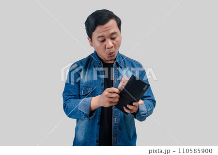 Young Asian man showing happy face expression Young Asian man showing happy face expression 110585900