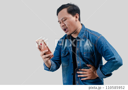 Young asian man having stomach ache or indigestion 110585952