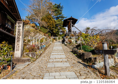 馬籠宿の中山道 馬籠宿の中山道 110586064
