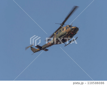 青空を飛ぶ陸上自衛隊のヘリコプター 110586086