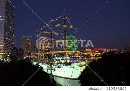 美しい日本丸メモリアルパークの夜景 110586093