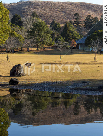 冬の春日野園地と三社託宣池の風景 冬の春日野園地と三社託宣池の風景 110586126