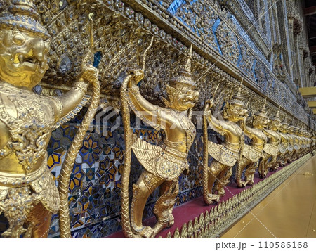 黄金の守護者列 - 煌めく寺院の装飾 110586168