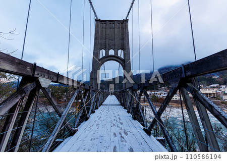 木曽川と桃介橋 110586194
