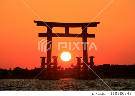 浜松市、浜名湖の赤鳥居に沈む夕日 浜松市、浜名湖の赤鳥居に沈む夕日 110586245