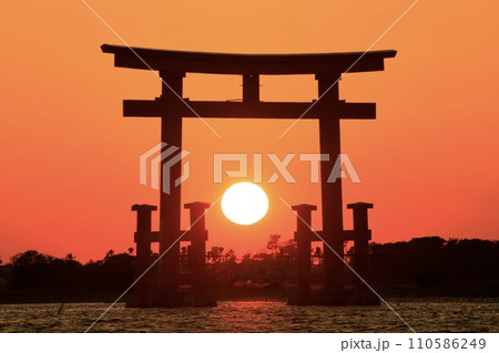 浜松市、浜名湖の赤鳥居に沈む夕日 110586249