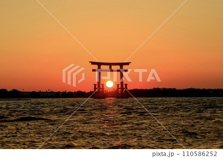 浜松市、浜名湖の赤鳥居に沈む夕日 浜松市、浜名湖の赤鳥居に沈む夕日 110586252