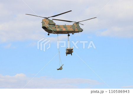 車両と迫撃砲を吊り下げて輸送するヘリコプター　島嶼奪還演習　訓練 110586943
