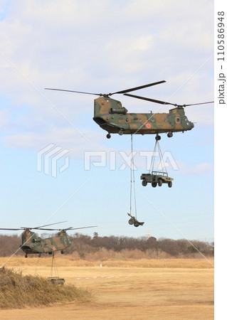 車両と迫撃砲を吊り下げて輸送するヘリコプター　島嶼奪還演習　訓練 110586948