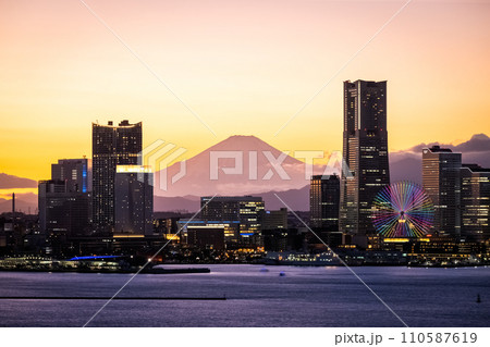 横浜の夕焼けに浮かぶ富士山 110587619
