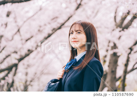 桜背景の高校生（女子高生） 110587690