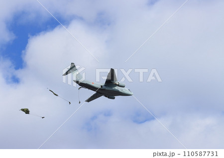 輸送機から降下するレンジャー　空挺降下　落下傘降下訓練　特殊部隊 110587731