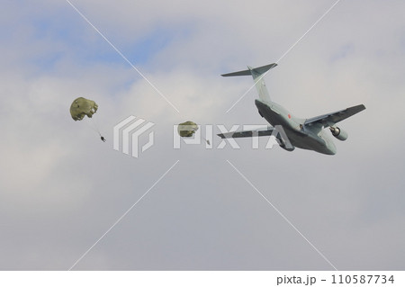 輸送機から降下するレンジャー　空挺降下　落下傘降下訓練　特殊部隊 110587734