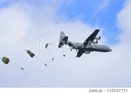 輸送機から降下するレンジャー　空挺降下　落下傘降下訓練　特殊部隊 110587735