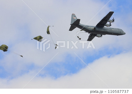 輸送機から降下するレンジャー　空挺降下　落下傘降下訓練　特殊部隊 110587737