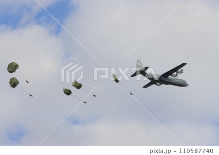 輸送機から降下するレンジャー 空挺降下 落下傘降下訓練 特殊部隊 輸送機から降下するレンジャー 空挺降下 落下傘降下訓練 特殊部隊 110587740