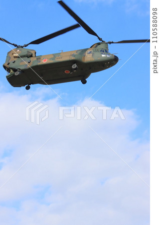 大型輸送ヘリコプター　CH-47J　陸上自衛隊の演習 110588098