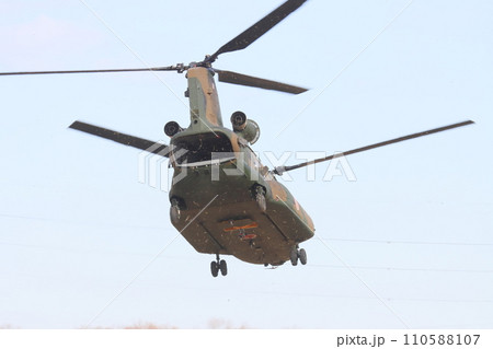 大型輸送ヘリコプター　CH-47J　陸上自衛隊の演習 110588107