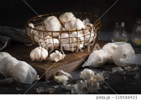 fresh garlic on a wooden table 110588421