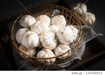fresh garlic on a wooden table 110588437