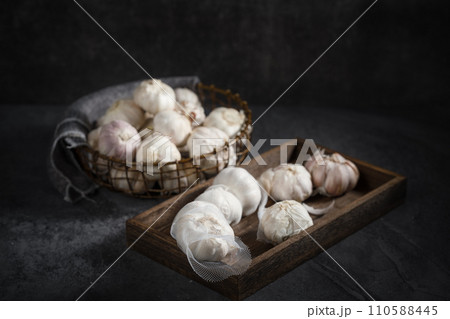 fresh garlic on a wooden table 110588445
