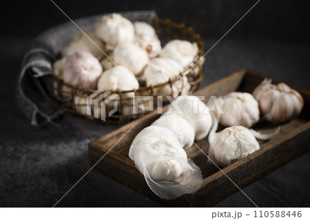 fresh garlic on a wooden table 110588446