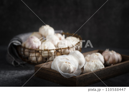 fresh garlic on a wooden table 110588447