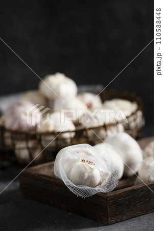 fresh garlic on a wooden table 110588448