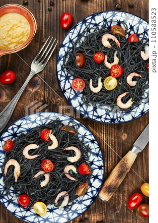 Vegan spaghetti with shrimp. 110588523