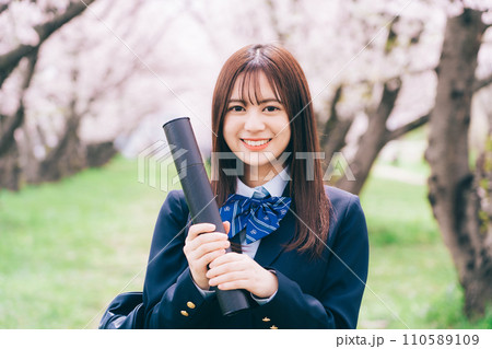 桜を背景に卒業証書を持つ高校生(女子高生) 桜を背景に卒業証書を持つ高校生(女子高生) 110589109