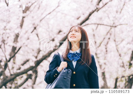 桜並木を歩く女子高生 110589173