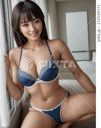 ランジェリーの女性 110589321