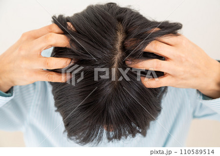 ミドル女性のヘアケアイメージ（頭頂部） 110589514