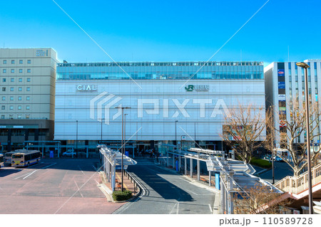 横浜市の町並み JR鶴見駅 横浜市の町並み JR鶴見駅 110589728