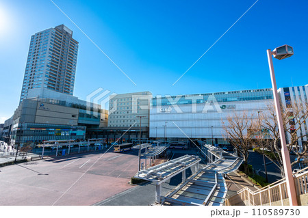 横浜市の町並み JR鶴見駅 横浜市の町並み JR鶴見駅 110589730