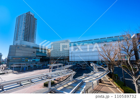 横浜市の町並み JR鶴見駅 横浜市の町並み JR鶴見駅 110589732