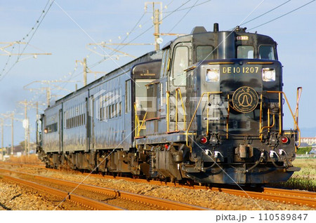 DE10形機関車を先頭に鹿児島本線を南下するSL人吉 110589847