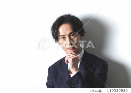スーツを着た男性 110589986
