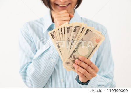 お札を手にして喜ぶミドル女性 110590000