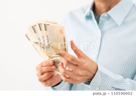 お札を数えるミドル女性の手元 110590002