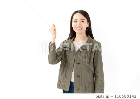ガッツポーズの若い女性 ガッツポーズの若い女性 110590142
